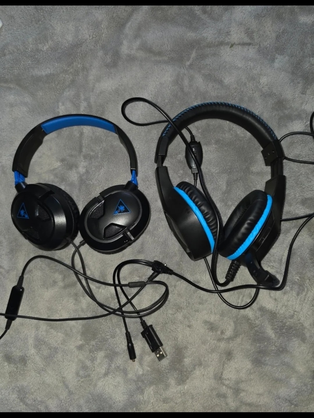 ^ 2 Headsets